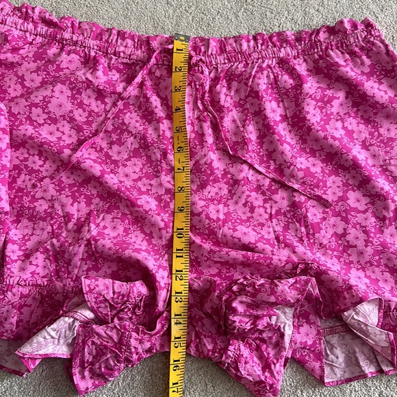 Candace Cameron Bure shorts - Picture 6 of 7